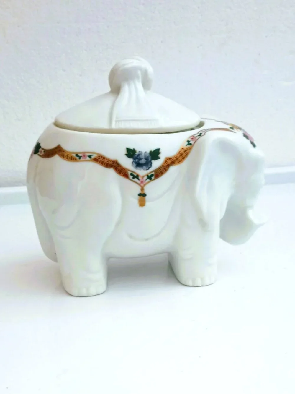 Elizabeth Arden Elephant Trinket Box Vtg White Porcelain Lidded Chinoiserie